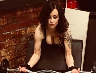 Η 36χρονη αισθησιακή γιαγιά του κικ μπόξινγκ δέχεται μηνύματα… από Ελληνες! (φωτό)